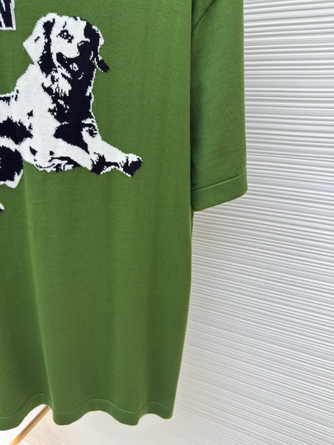 LOUIS VUITTON Golden Retriever Puppy Woolen Short Sleeves ●Authentic product: purchased and developed by 8706 ●Item number: 1680011-A65 ●Fabric: high-quality pure cotton ●Technology: Woolen ●Version: Fitted version ●Size: XS-S-M-L ●Description: It is made of high-quality pure cotton 14S fine knitted fabrics and wool hanging machines imported from Germany. The knitting threads are color-matched to the original garments, environmentally friendly fixed dyeing, and customized cotton yarns are introduced. The jacquard fabrics require fine yarn counts and extremely high requirements for raw cotton. The inlaid logo pattern on the chest and back is a pattern drawn by computer scanning. The pattern is exquisite and delicate. The jacquard is made of imported high-quality cotton yarn fabric with warp and weft interlaced to form a jacquard pattern structure. It is not only beautiful and elegant, but also has a certain artistic value. The overall wiring is straight and delicate. The fabric is comfortable and soft. The color is consistent and there is no color difference. The overall wiring is straight and delicate. It can be matched with the same style to create a fashionable look and control various occasions. Customized accessories, complete with three standards, same style for men and women!